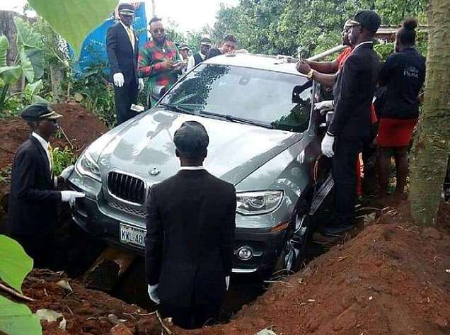 Peti Mati Termahal! Pria Nigeria Makamkan Ayahnya dalam BMW Mewah